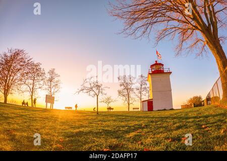 Menschen beobachten Lake Huron Sonnenuntergang vom Goderich Leuchtturm, Ontario, Kanada Stockfoto