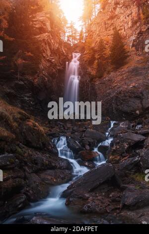 Saent Wasserfall ist ein schöner felsiger settingNear Piazzola (Val di Rabbi) Im Val di Sole Tal und im Trentino - Südtirol Region in Italien Stockfoto