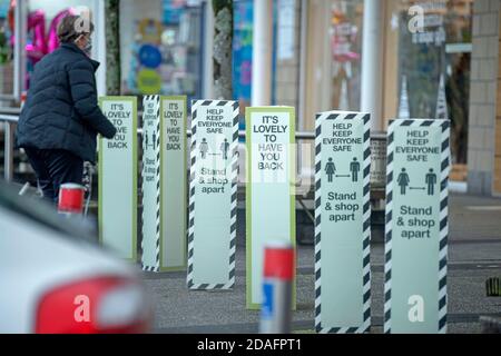 Fforestfach Retail Park, Swansea, Großbritannien. November 2020. Schilder vor den Geschäften im Haupteinkaufszentrum im Bezirk Fforestfach von Swansea, die die Menschen nach der kürzlichen Feuerniederschlagssperre in Wales wieder zu den Geschäften willkommen heißen. Die Zeichen erwähnen auch soziale Distanzierung, um die Käufer während der aktuellen Coronavirus-Pandemie sicher zu halten. Quelle: Phil Rees/Alamy Live News Stockfoto