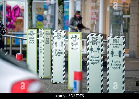 Fforestfach Retail Park, Swansea, Großbritannien. November 2020. Schilder vor den Geschäften im Haupteinkaufszentrum im Bezirk Fforestfach von Swansea, die die Menschen nach der kürzlichen Feuerniederschlagssperre in Wales wieder zu den Geschäften willkommen heißen. Die Zeichen erwähnen auch soziale Distanzierung, um die Käufer während der aktuellen Coronavirus-Pandemie sicher zu halten. Quelle: Phil Rees/Alamy Live News Stockfoto