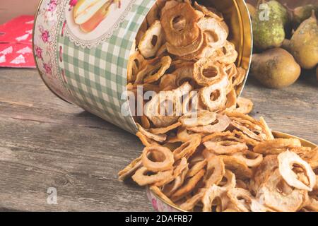 Hausgemachte getrocknete Birnen in Vintage-Dosis auf Holz Retro-Tisch. Weihnachten typische Süßigkeiten. Stockfoto