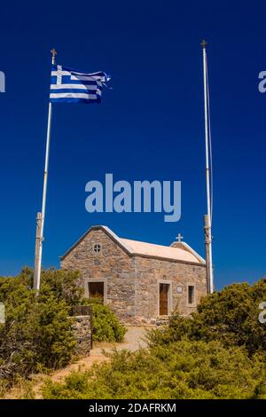 Kleine griechische Kirche neben dem kristallklaren Wasser Die Ägäis auf der Insel Kreta Stockfoto