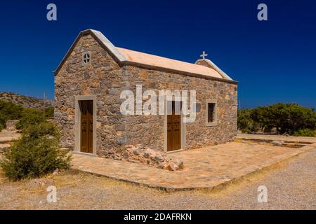 Kleine griechische Kirche neben dem kristallklaren Wasser Die Ägäis auf der Insel Kreta Stockfoto