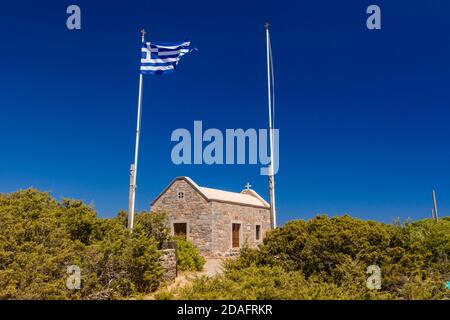 Kleine griechische Kirche neben dem kristallklaren Wasser Die Ägäis auf der Insel Kreta Stockfoto