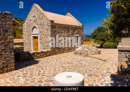 Kleine, schöne griechische Kirche an der Küste bei Elounda, Kreta Stockfoto