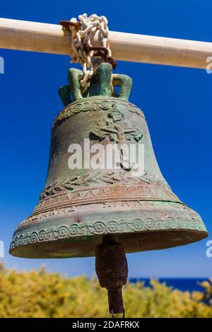 Außerhalb Glocke und Kreuz an einer kleinen, traditionellen griechischen Kirche auf der Insel Kreta Stockfoto