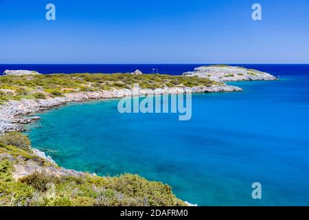 Kleine griechische Kirche neben dem kristallklaren Wasser Die Ägäis auf der Insel Kreta Stockfoto