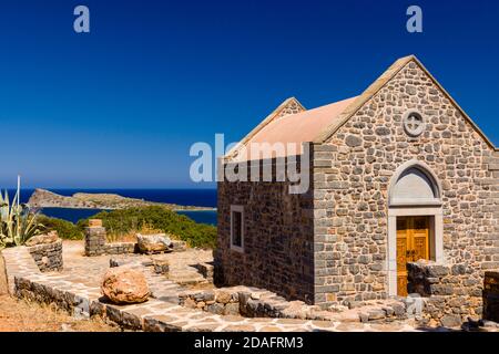 Kleine, schöne griechische Kirche an der Küste bei Elounda, Kreta Stockfoto