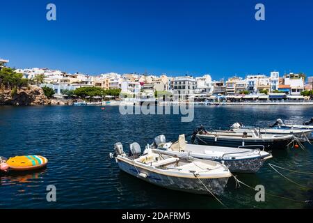AGIOS NIKOLAOS, GRIECHENLAND - AUGUST 27 2020: See- und Hafengebiet der kretischen Stadt Aghios Nikolaos in Lasithi, Kreta Stockfoto