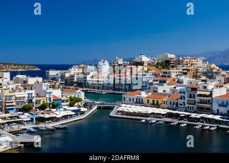 AGIOS NIKOLAOS, GRIECHENLAND - AUGUST 27 2020: See- und Hafengebiet der kretischen Stadt Aghios Nikolaos in Lasithi, Kreta Stockfoto