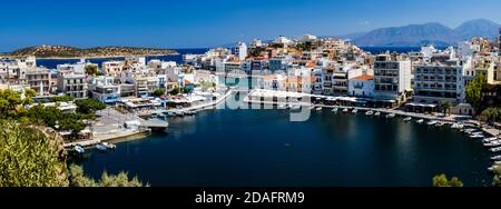 AGIOS NIKOLAOS, GRIECHENLAND - AUGUST 27 2020: See- und Hafengebiet der kretischen Stadt Aghios Nikolaos in Lasithi, Kreta Stockfoto