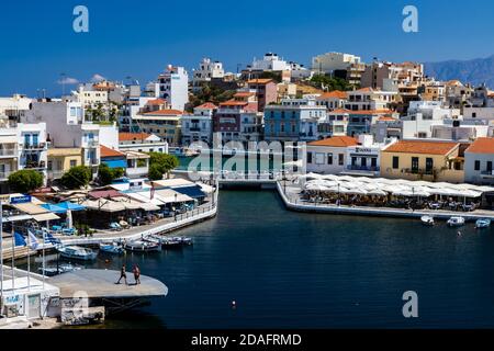 AGIOS NIKOLAOS, GRIECHENLAND - AUGUST 27 2020: See- und Hafengebiet der kretischen Stadt Aghios Nikolaos in Lasithi, Kreta Stockfoto