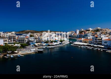 AGIOS NIKOLAOS, GRIECHENLAND - AUGUST 27 2020: See- und Hafengebiet der kretischen Stadt Aghios Nikolaos in Lasithi, Kreta Stockfoto