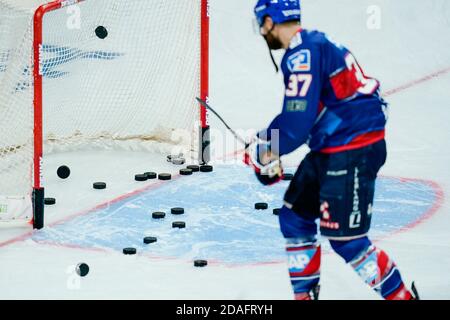 Mannheim, Deutschland. November 2020. Eishockey: Magenta Sport Cup, Adler Mannheim - EHC Red Bull München, Vorrunde, Gruppe B, 1. Spieltag, SAP Arena. Mannheims Thomas Larkin schießt beim Aufwärmtraining einen Puck ins Tor. Quelle: Uwe Anspach/dpa/Alamy Live News Stockfoto