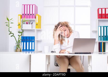 Büroangestellte weiblich unter Stress. Frau müde und verwirrt. Müder Büroangestellter. Frau im Büro langweilig. Stockfoto