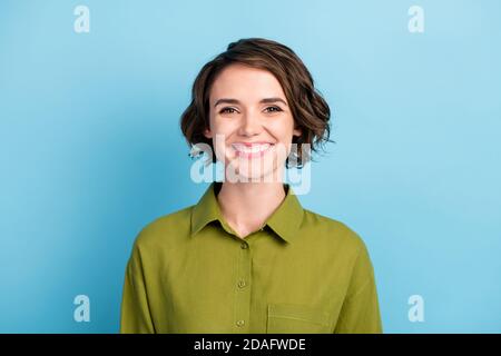 Foto-Porträt von lustigen positiven optimistischen Mädchen mit kurzen Haarschnitt Und welliges Haar lächelnd lachend isoliert auf blauem Hintergrund Stockfoto