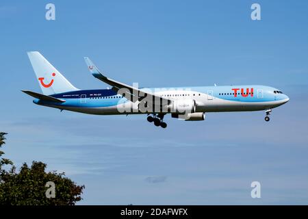 Amsterdam / Niederlande - 4. Juli 2017: TUI Tuifly Arkebfly Boeing 767-300 PH-OYI Passagierflugzeug Ankunft und Landung am Flughafen Amsterdam Schipol Stockfoto