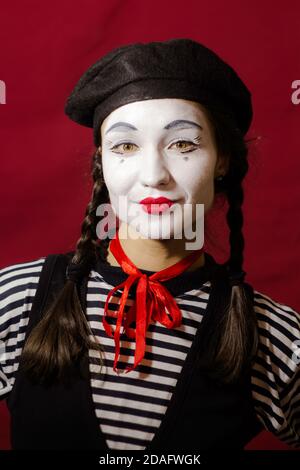 Schöne Pantomime Mädchen lächelnd, Blick auf die Kamera. Stockfoto