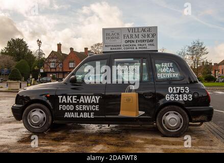 Beaconsfield, Buckinghamshire, Großbritannien. November 2020. Ein Taxi wirbt mit einem Take-away-Food-Service im Village Farm Shop am Schwarzen Pferd in Fulmer. An dem Tag, an dem das Vereinigte Königreich die höchste Anzahl an täglichen Covid-19-Fällen verzeichnet, war Beaconsfield Old Town heute viel ruhiger, da viele Menschen während der Covid-19 Coronavirus-Sperre zu Hause bleiben 2. Quelle: Maureen McLean/Alamy Stockfoto