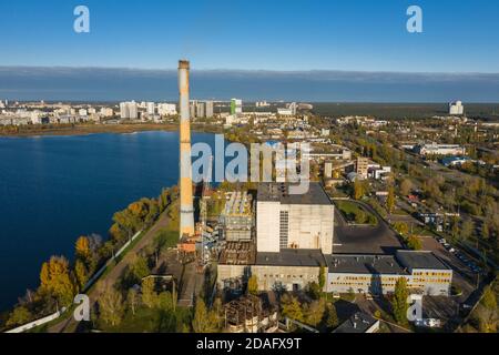 Müllverbrennungsanlage. Müllverbrennungsanlage mit Rauchschornstein. Das Problem der Umweltverschmutzung durch Fabriken Luftbild Stockfoto