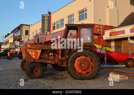 Rusty David Brown 1210 Traktor auf Coble Landing - Filey Direkt am Meer - Großbritannien Stockfoto