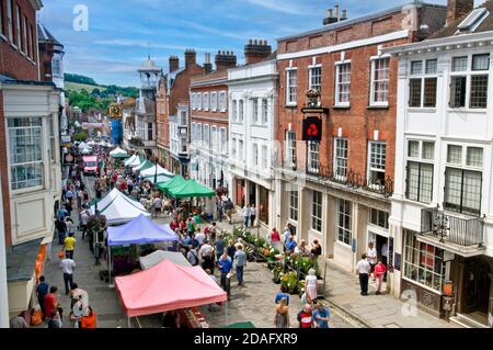 GUILDFORD Alfresco Markt Food Stände Guildford High Street Markt in Historische Hauptstraße mit Einkäufern an einem Sommermarkttag Guildford Surrey Großbritannien Stockfoto