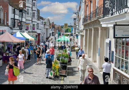 GUILDFORD FARMERS MARKET, IMBISSSTÄNDE IM FREIEN, Guildford historische High Street, Geschäfte und Shoppingmöglichkeiten auf einem geschäftigen Sommertag auf dem Bauernmarkt in Guildford Surrey, Großbritannien Stockfoto