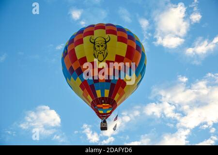 Viking Heißluftballon im Flug, Mass Ascension, Albuquerque International Balloon Fiesta, Albuquerque, New Mexico USA Stockfoto