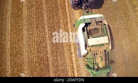 Luftaufnahme der Heuernte Erntemaschinen, landwirtschaftliche Maschine, Ernte Weizenfelder Stockfoto