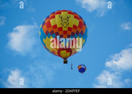 Viking Heißluftballon im Flug, Mass Ascension, Albuquerque International Balloon Fiesta, Albuquerque, New Mexico USA Stockfoto