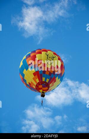 Viking Heißluftballon im Flug, Mass Ascension, Albuquerque International Balloon Fiesta, Albuquerque, New Mexico USA Stockfoto