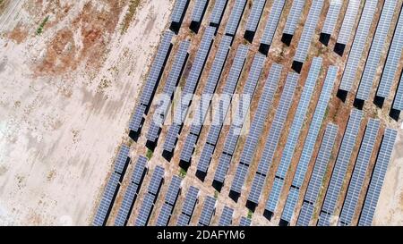 Luftaufnahme von Solarzellen in Solarfarm die in Wüste Stockfoto