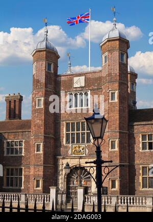 GUILDFORD HIGH STREET Abbot's Hospital ein Jacobean Almosen Haus fliegen die Union Jack in der historischen High Street Guildford, Surrey, England Stockfoto