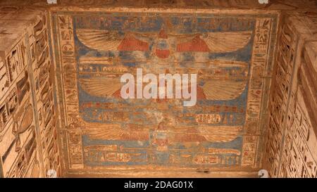 Alte ägyptische Schnitzereien von Adlervögeln und Hieroglyphen auf dem Dach eines alten Tempels. Stockfoto