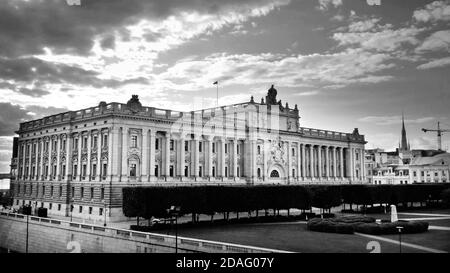 Schwarz-Weiß, schwedische Regierungsgebäude, Riksdag, Parlamentsgebäude, Helgeandsholmen Insel, Gamla Stan, Stockholm, Schweden. Stockfoto