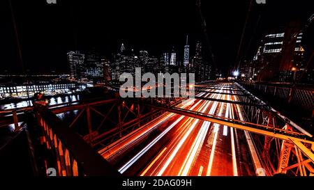 Brooklyn Bridge Ampeln Linien Spuren bei Nacht New York, USA, lange Belichtungszeit, Slow Shutter. Stockfoto