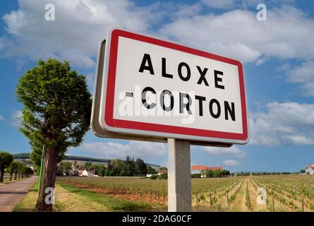 ALOXE CORTON WEINGÜTER Road Schild für Aloxe Corton ein bekannter Kommune, die qualitativ hochwertigen Burgunder Wein Cote d'Or Frankreich produziert Stockfoto