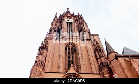 Nahaufnahme des Frankfurter Doms Kaiserdom St. Bartholomäus, römisch-katholische gotische Kirche, wolkiger weißer Himmel im Hintergrund. Stockfoto