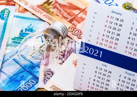 Kalender und russisches Geld, Glühbirne und Kalender, Lampe und Geld, russisches Geld Stockfoto