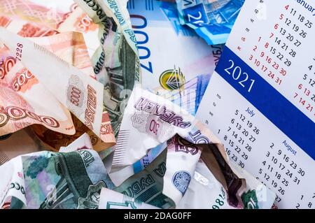 Zerknittertes Papiergeld, russisches Geld und Kalender Stockfoto