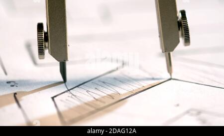 Kompasszeichnung auf Papier Nahaufnahme Hintergrund. Stockfoto