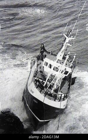 Das Hull registrierte Schiff SARB-J (damals noch intakt) an Land auf Felsen an der North Yorkshire Küste bei Whitby. Es kam zu Trauer, als sein Propeller seine Netze am 20. Januar 1994 verschmutzte. Die gesamte Besatzung wurde per Hubschrauber gerettet.der Fischtrawler brach zusammen, aber Teile des Wracks sind noch sichtbar (2020) am Bayness End in der Nähe von Robin Hoods Bay (Yorkshire). Stockfoto