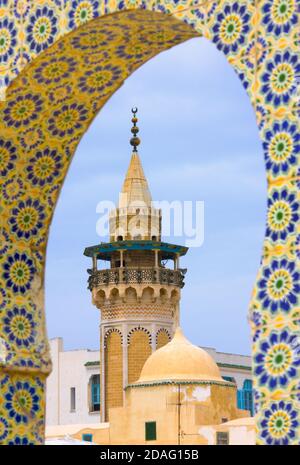 Mosaikbogen an der Al-Zaytuna Moschee in der alten Medina, UNESCO-Weltkulturerbe, Tunis, Tunesien Stockfoto