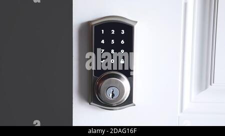 Digitale intelligente Türverriegelung Sicherheitssystem mit dem Passwort, Nahaufnahme auf Zahlen auf dem Bildschirm. Stockfoto