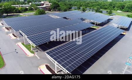 Drohnenansicht von Solarzellen in Parkdächern. Stockfoto