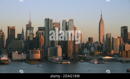 east River und Manhattan Skyline städtischen Wolkenkratzern Stockfoto