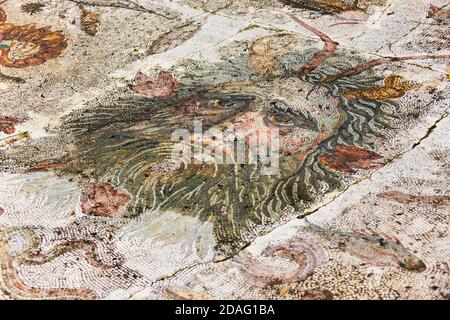 Mosaik von Poseidon, Gott des Meeres in Ruinen der ersten phönizischen Stadt in Utica (Utique), Tunesien Stockfoto