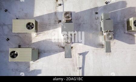 Klimaanlage auf dem Dach des Gebäudes in Luftaufnahme von oben. Stockfoto