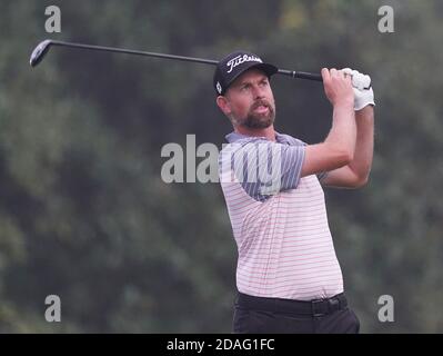 Augusta, Usa. November 2020. Webb Simpson trifft einen Abschlag in der ersten Runde des Masters 2020-Golfturniers im Augusta National Golf Club in Augusta, Georgia am Donnerstag, 12. November 2020. Foto von Kevin Dietsch/UPI Kredit: UPI/Alamy Live News Stockfoto