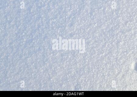 Schneedecke, Draufsicht. Weißer einheitlicher Hintergrund. Stockfoto